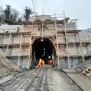 Основной этап ремонтных работ начался в одном из старейших тоннелей СКЖД